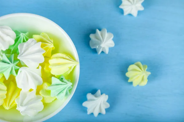 Merengue en un tazón blanco —  Fotos de Stock