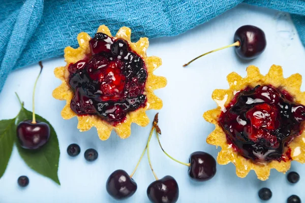 Pastel de bayas y bayas maduras — Foto de Stock