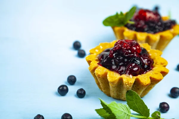 Pastel de bayas y bayas maduras — Foto de Stock