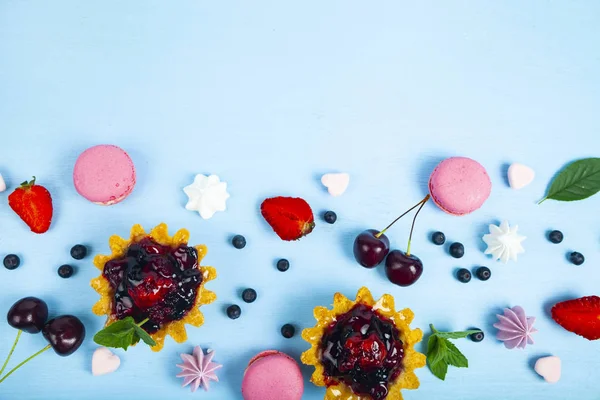 Pastel de bayas y bayas maduras — Foto de Stock