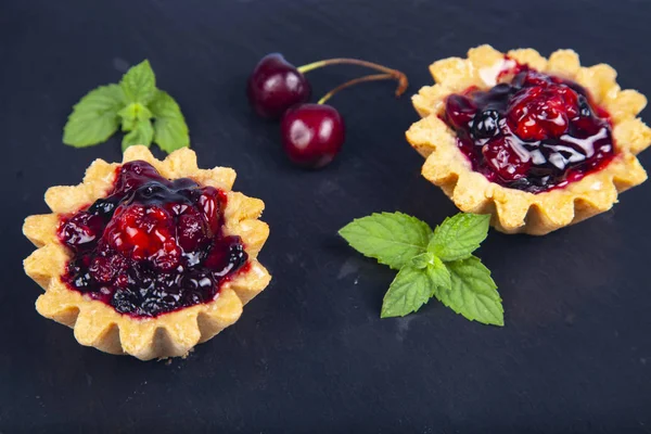 Pastel de bayas y bayas maduras — Foto de Stock