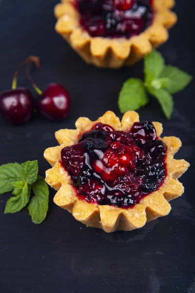 Small berry cake and ripe berries — Stock Photo, Image