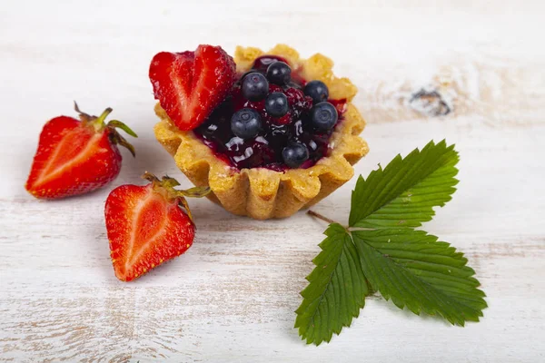 Małe ciasto jagodowe i truskawki — Zdjęcie stockowe