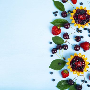 Küçük berry kek ve olgun çilek