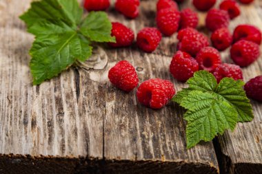 Eski ahşap bir masada olgun ahududu.