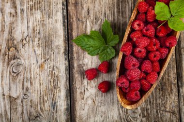 bir kase içinde olgunlaşmış ahududu