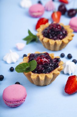 Küçük berry kek ve olgun çilek