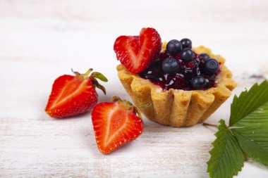 Küçük berry kek ve çilek 