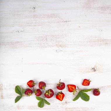 Tahta bir masada olgun çilekler.. 