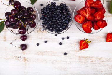  Şeffaf kaselerde olgun meyveler 