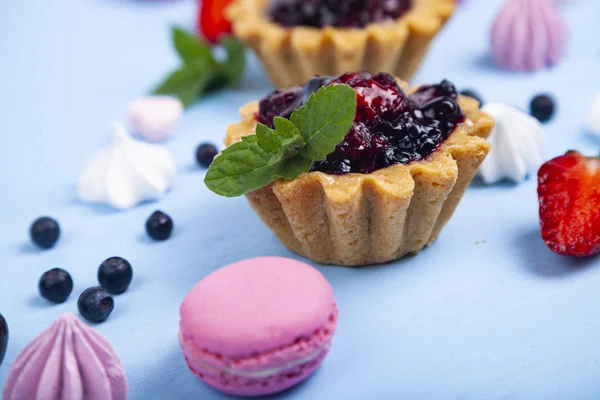 Küçük berry kek ve olgun çilek