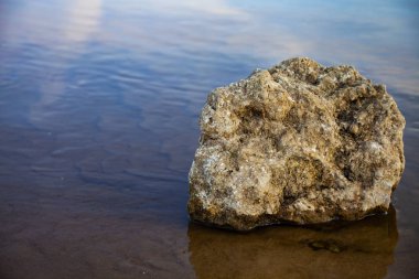 Sakin bir nehir ile güzel manzara. 