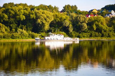 Nehirde yelken küçük bir gemi.