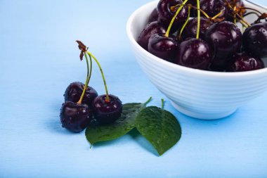 Beyaz bir kapta olgun tatlı kiraz 