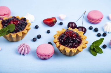 Küçük berry kek ve olgun çilek 