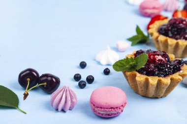 Küçük berry kek ve olgun çilek 