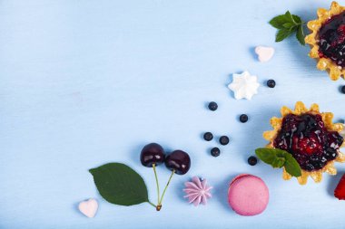 Küçük berry kek ve olgun çilek 