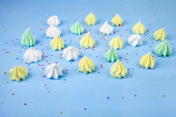 Meringue op een blauwe houten achtergrond — Stockfoto