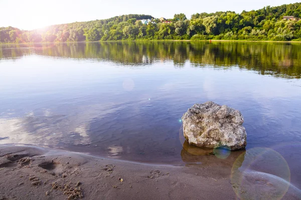 Beau paysage avec une rivière calme . — Photo