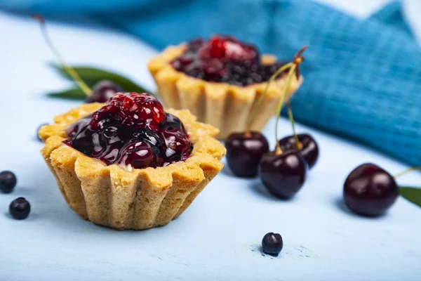 Pastel de bayas y bayas maduras — Foto de Stock