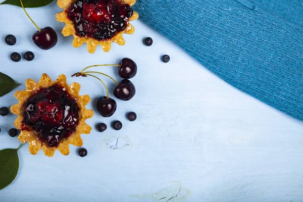 Невеликий ягідний торт і стиглі ягоди — стокове фото