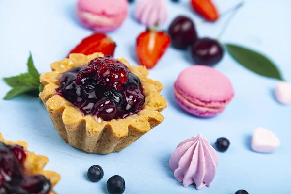 Bolo de baga pequeno e bagas maduras — Fotografia de Stock