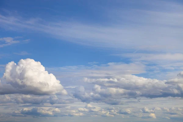 Bel cielo con nuvole cumulus — Foto Stock