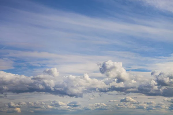 Bel cielo con nuvole cumulus — Foto Stock