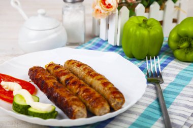 Beyaz tabak ve sebze kupaty