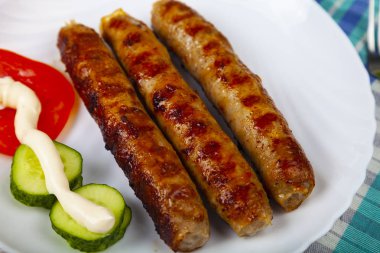 Beyaz tabak ve sebze kupaty