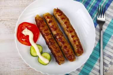 Beyaz tabak ve sebze kupaty