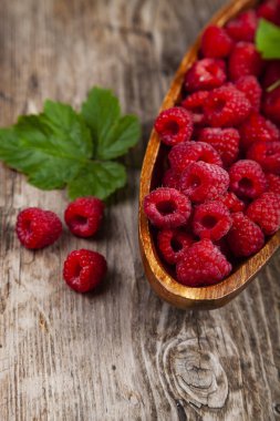 bir kase içinde olgunlaşmış ahududu 