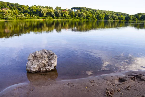 Красивий пейзаж зі спокійною річкою . — стокове фото