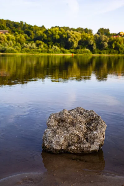 Gyönyörű táj nyugodt folyónál. — Stock Fotó