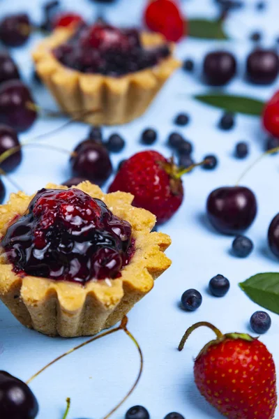 Small berry cake and ripe berries — Stock Photo, Image