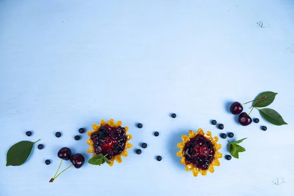 Малый ягодный торт и спелые ягоды — стоковое фото