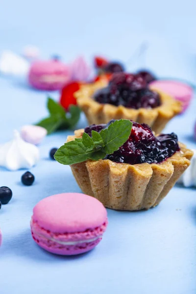 Small berry cake and ripe berries — Stock Photo, Image