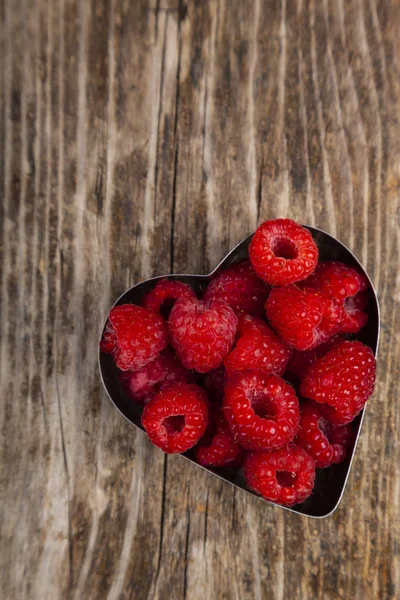 Lamponi maturi a forma di cuore — Foto Stock