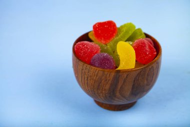 Bir kapta çok renkli marmelat 