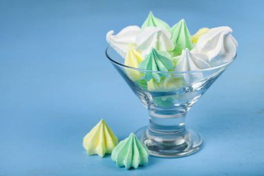 Şeffaf bir kapta beze 