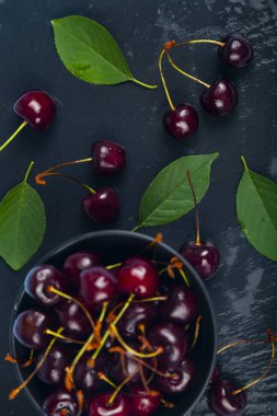 Siyah bir kapta olgun tatlı kiraz 