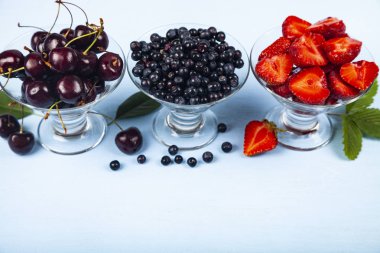  Şeffaf kaselerde olgun meyveler 