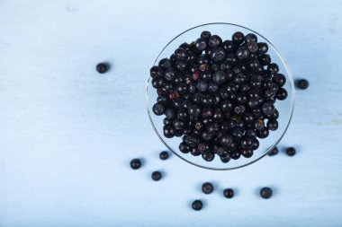 Şeffaf bir kapta yaban mersini 