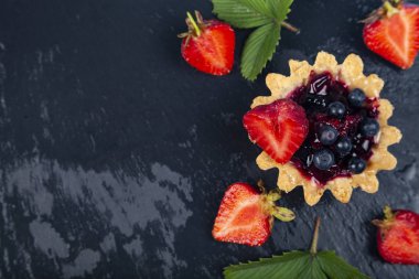Küçük berry kek ve çilek 