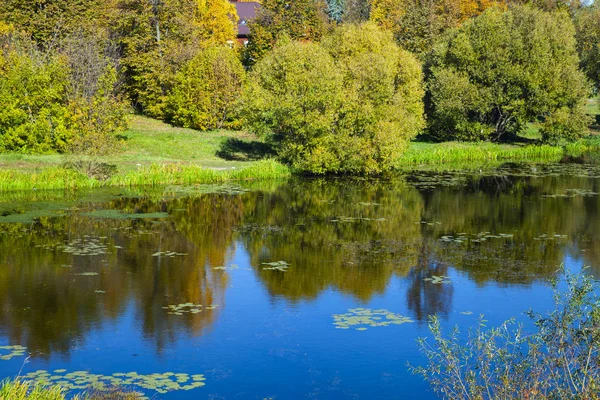 Podzimní jezero za slunečného dne. — Stock fotografie