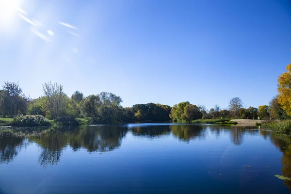 Lago de outono em um dia ensolarado . — Fotografia de Stock