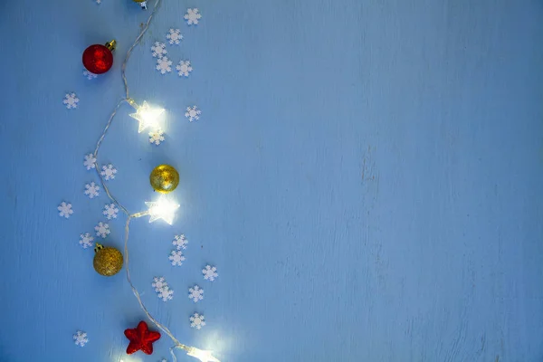 Weihnachtsbeleuchtung und Kugeln — Stockfoto