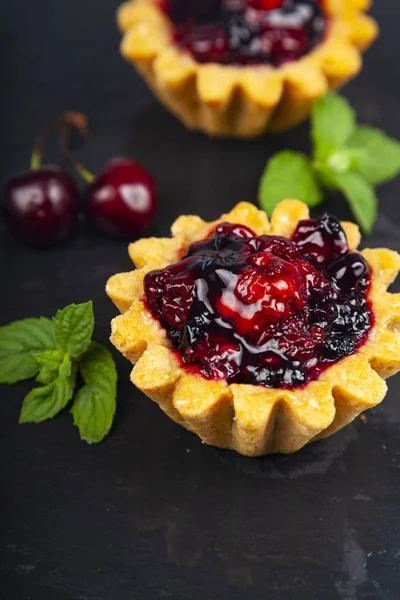 Small berry cake, sweet cherry, blueberry and mint — Stock Photo, Image