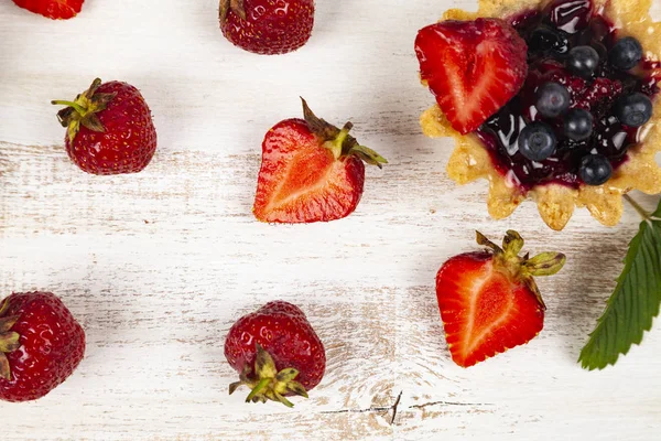 Small berry cake and and strawberries — Stock Photo, Image