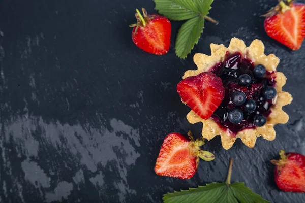 Small berry cake and and strawberries — Stock Photo, Image